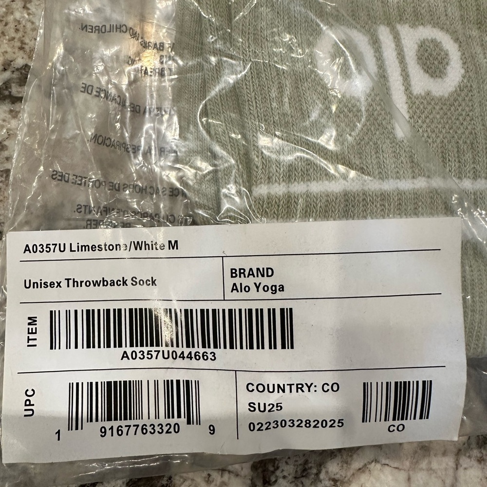 ALO Yoga Unisex Throwback Socks in Limestone & White NWT (authentic) - Picture 4 of 5
